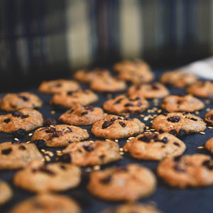 Open image in slideshow, Akind Cacao Nibs and Raisins Cookies (mini&#39;s)
